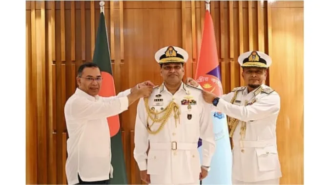 নৌবাহিনীর নতুন প্রধান খোন্দকার মিসবাহ উল আজীমকে ভাইস অ্যাডমিরাল র‍্যাঙ্ক ব্যাজ পরিয়ে দিলেন প্রধানমন্ত্রী
