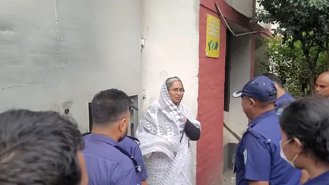 স্বামীকে শেষবিদায় জানিয়ে মুন্সিগঞ্জ জেলা কারাগারে ফিরলেন দীপু মনি