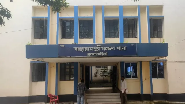 বাঞ্ছারামপুরে ওরসে জেনারেটর ভাড়ার বিরোধ থামাতে গিয়ে পুলিশের ওপর হামলা  আহত ৪