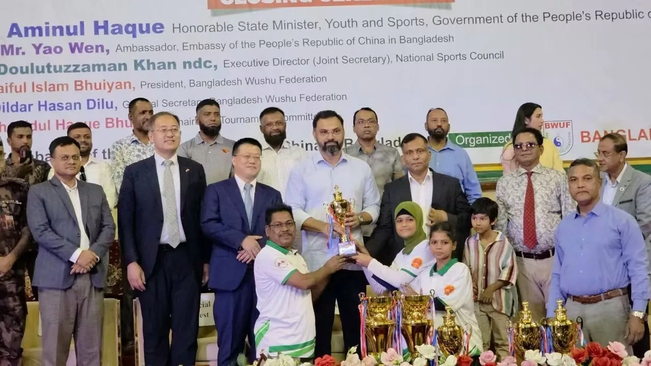 ৮ম চায়না এম্বাসেডর কাপ সমাপনী: বিজয়ীদের হাতে ট্রফি তুলে দিলেন ক্রীড়া প্রতিমন্ত্রী