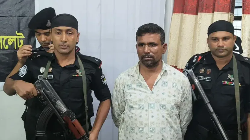 র্যাব সদস্যদের ওপর হামলা ও নির্যাতন: মূলহোতা শফিক ডাকাত কামরাঙ্গীচর থেকে গ্রেপ্তার