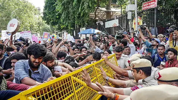 নয়াদিল্লিতে যন্তর মন্তরে বিক্ষোভ কাভারকালে নারী সাংবাদিকদের যৌন হয়রানির অভিযোগ, তদন্তে ক্রাইম ব্রাঞ্চ