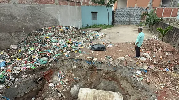 উত্তরখানে ডিএনসিসি প্রশাসক ও এমপির ওপর হামলা  কারখানার সামনের রাস্তা কর্তন, গ্রেপ্তার ২২