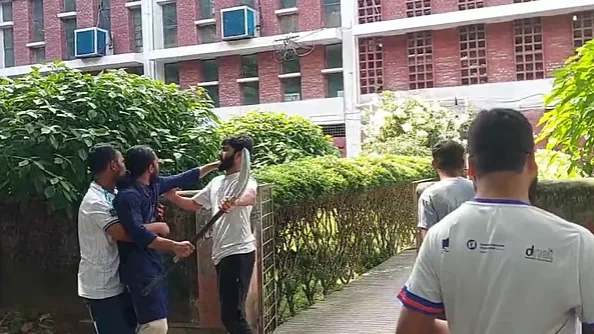রাজশাহী বিশ্ববিদ্যালয়ে শিক্ষার্থী মারধর প্রক্টর অফিস ও সেন্ট্রাল লাইব্রেরিতে তাণ্ডব