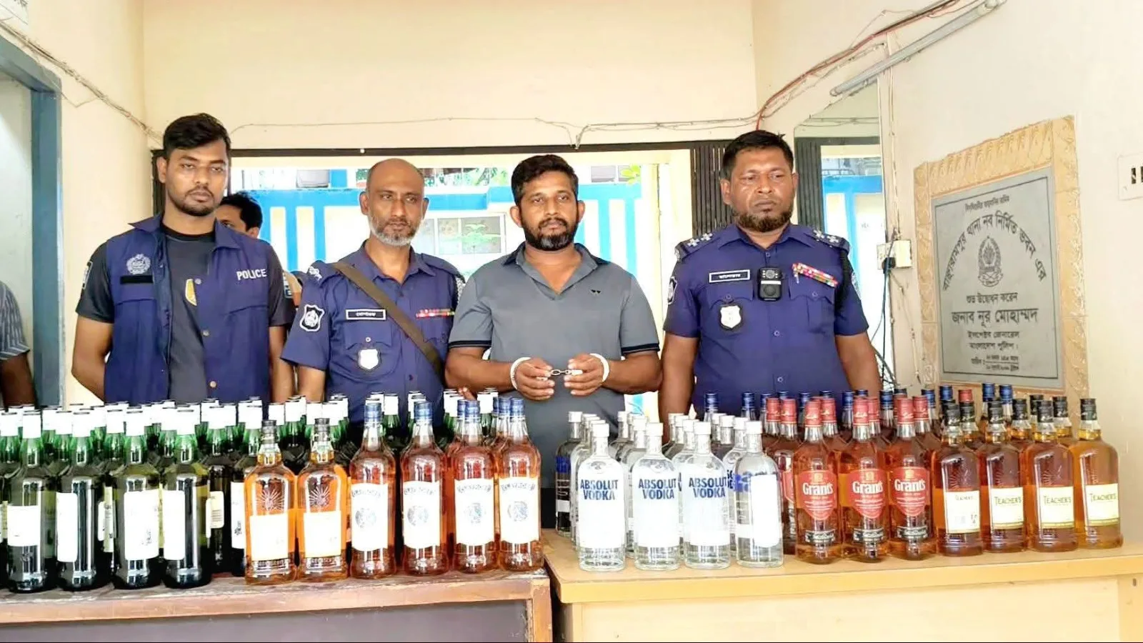  ব্রাহ্মণবাড়িয়া বাঞ্ছারামপুরে ১৩৬ বোতল বিদেশি মদ ও পাজেরোসহ মাদক কারবারি আটক।