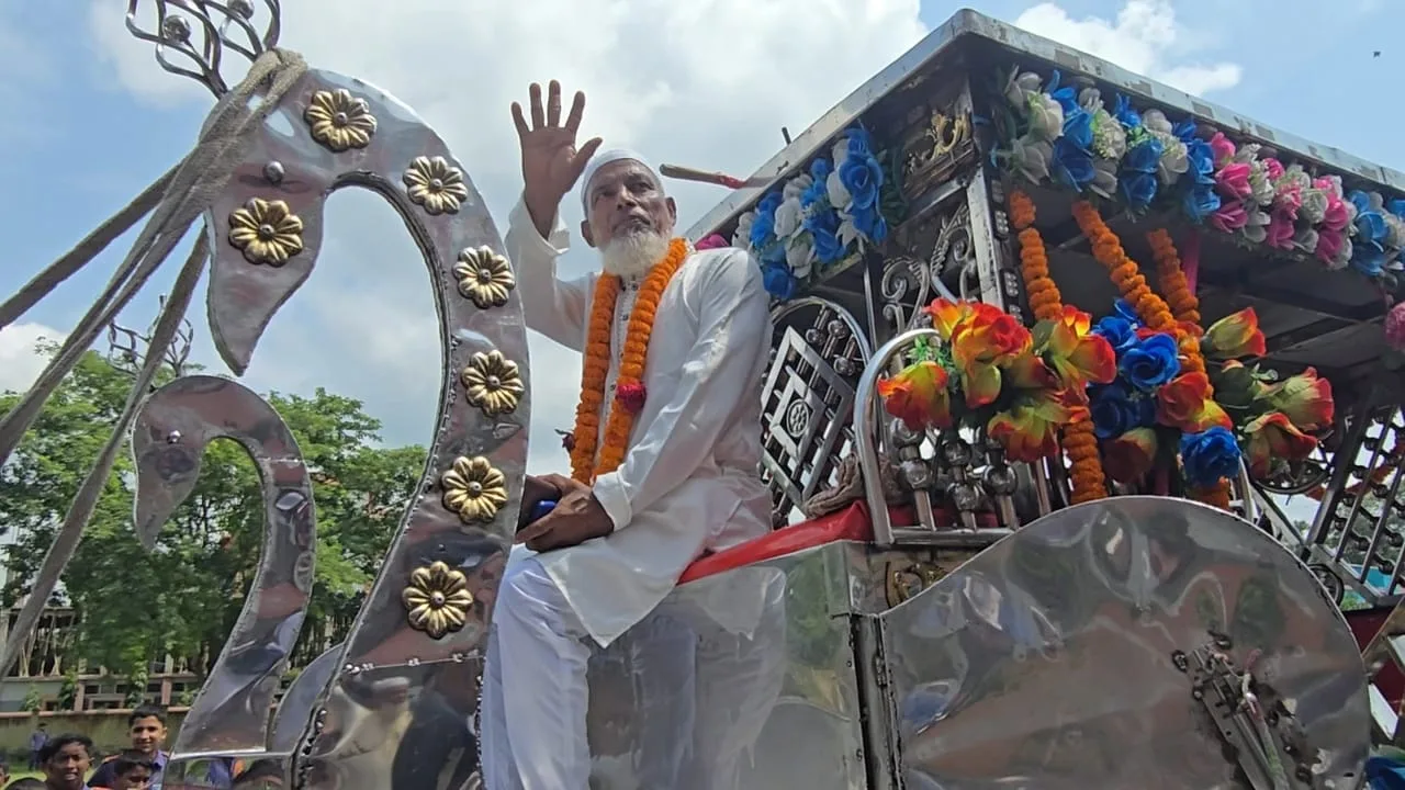 উজানচর কংশ নারায়ণ উচ্চবিদ্যালয়ে শিক্ষকের বিদায় সংবর্ধনা  সুসজ্জিত ঘোড়ার গাড়িতে চড়ে বাড়ি যাত্রা