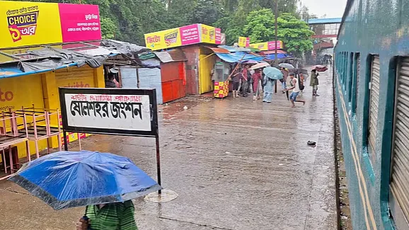 রেললাইনে ভারী বৃষ্টির পানি চট্টগ্রাম বিশ্ববিদ্যালয়ের শাটল ট্রেন বন্ধ ভোগান্তিতে  শিক্ষার্থীরা  