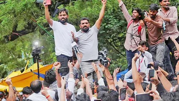  ভারতের ককরোচ জনতা পার্টির আন্দোলন  শিক্ষামন্ত্রীর পদত্যাগ ও তরুণ রাজনীতির উত্থান
