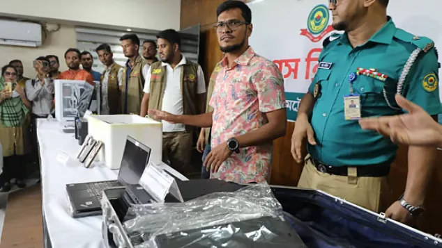 চট্টগ্রামে ৮ তলা ভবন ভাড়া নিয়ে বিশাল অনলাইন প্রতারণা, ৬৩ বিদেশি নাগরিক গ্রেপ্তার।