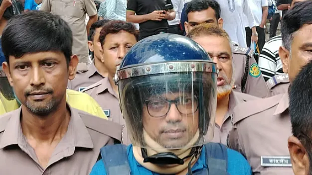 মোহাম্মদপুর হত্যা মামলা: আদালতে সিঁড়ি দিয়ে তোলার সময় ক্ষোভ প্রকাশ জুনাইদ আহমেদ পলকের