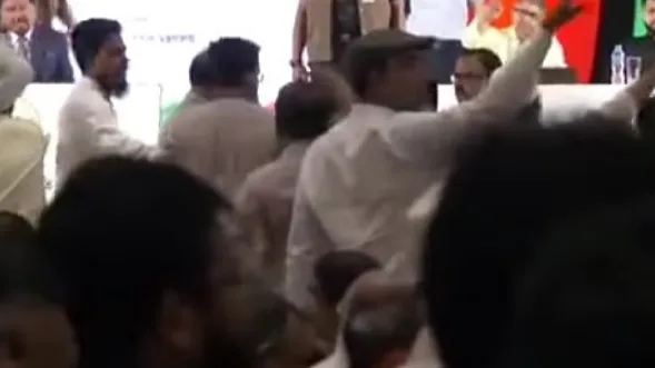 জুলাই অভ্যুত্থানের সংবর্ধনা অনুষ্ঠানে হট্টগোল  তথ্যচিত্র বিতর্কে এনসিপির ওয়াকআউট