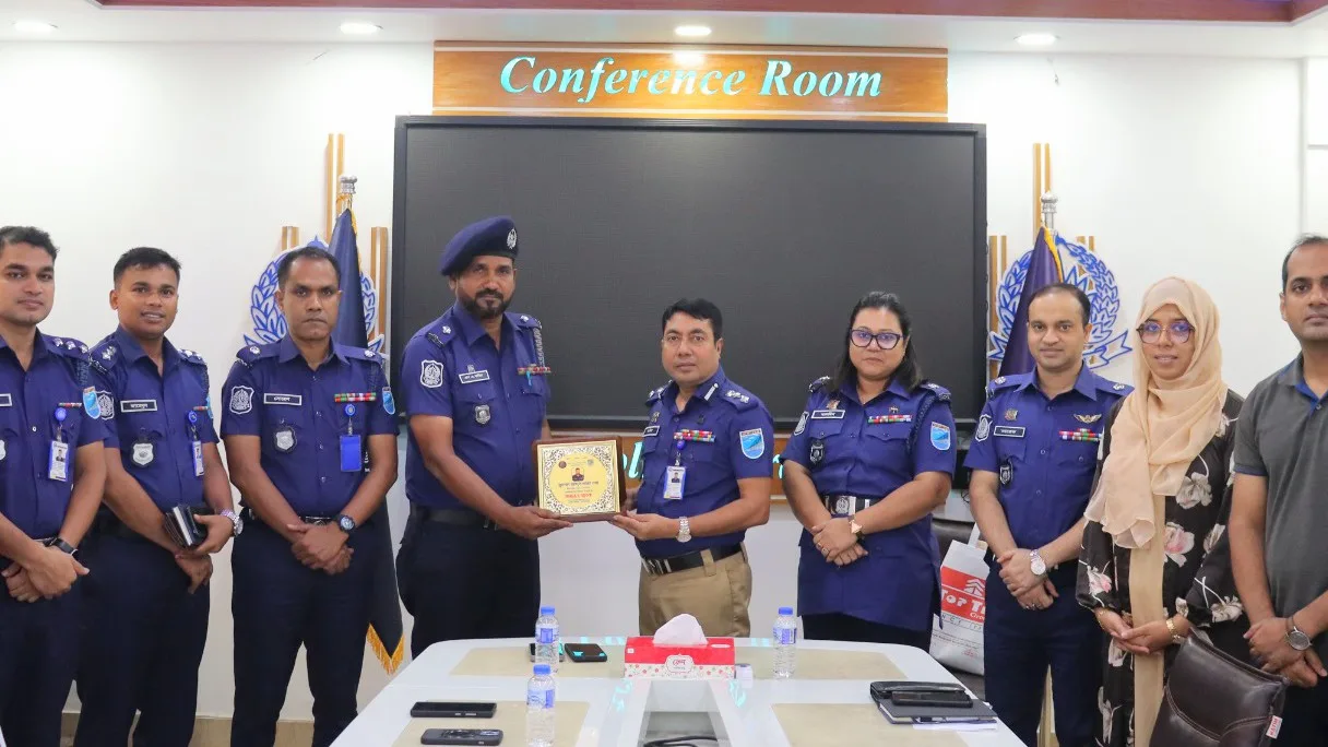 নারায়ণগঞ্জে ট্রাফিক প্রশাসনে নতুন মুখ! জাঁকজমকপূর্ণ আয়োজনে বিদায় সংবর্ধনা পেলেন টিআই আব্দুল করিম