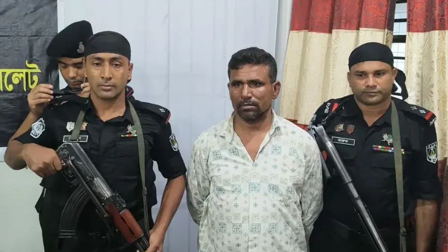 র‍্যাব সদস্যদের ওপর হামলা ও নির্যাতন  কুখ্যাত 'শফিক ডাকাত' ঢাকায় গ্রেপ্তার