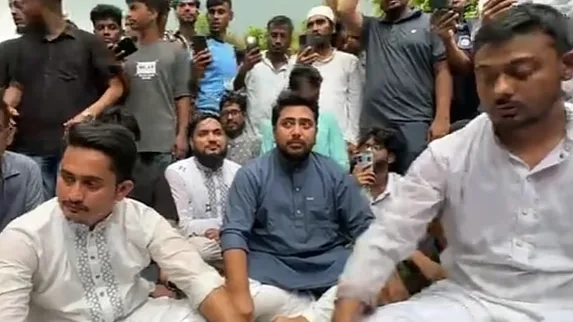 হবিগঞ্জের কামাইছড়ায় এনসিপির বহর আটকে দিল পুলিশ  নাহিদ-সারজিসদের বৃষ্টিতে অবস্থান