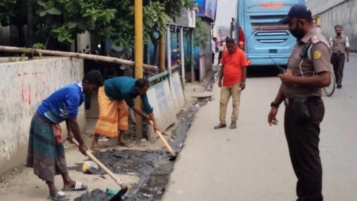 বিমানবন্দরে ড্রেন পরিষ্কারে নামলেন ট্রাফিক সার্জেন্টরা  ডিএনসিসির ভূমিকা নিয়ে প্রশ্ন