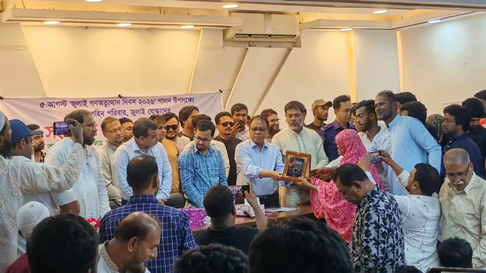 হোমনায় জুলাই শহীদ পরিবার ও বীর যোদ্ধাদের সংবর্ধনা দিল উপজেলা প্রশাসন
