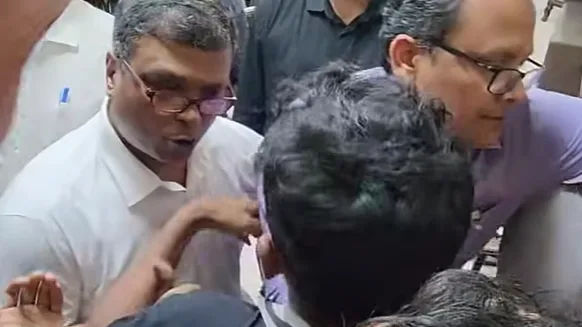 আমাদের লাশের ওপর দিয়ে ফুটেজ নিতে হবে!"ঢাবির হলে সিসিটিভি ফুটেজ গায়েবের অভিযোগে প্রক্টরকে ঘিরে ছাত্রনেতাদের নজিরবিহীন হট্টগোল