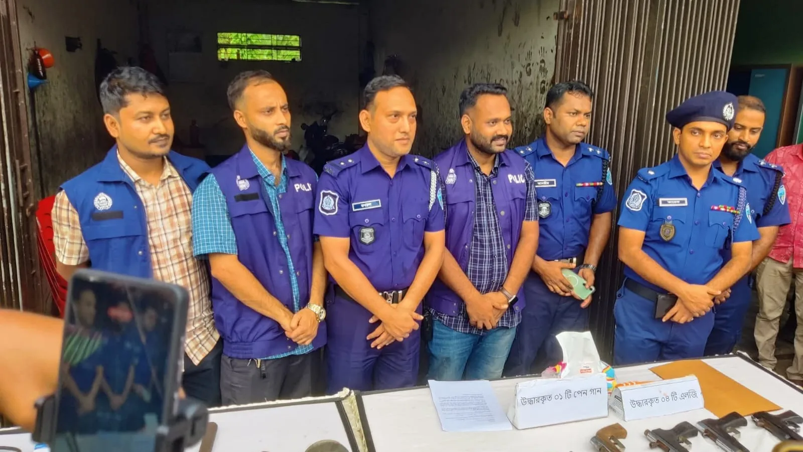 হাটহাজারীতে সিএনজি ওয়ার্কশপের আড়ালে অস্ত্র তৈরির কারখানা, আগ্নেয়াস্ত্রসহ গ্রেপ্তার ২